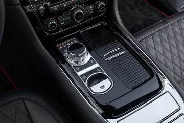 Vista de la consola central del Jaguar XJ con acabados en cuero y aluminio.