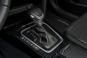 Vista de la palanca de cambios automática del Kia Ceed, acabados elegantes.