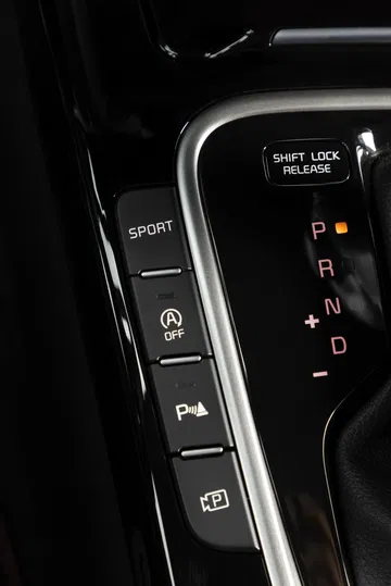 Vista del sistema de cambios y botones de modo de conducción en Kia Ceed.