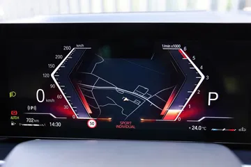 Cuadro de instrumentos digital con diseño moderno y elegante.