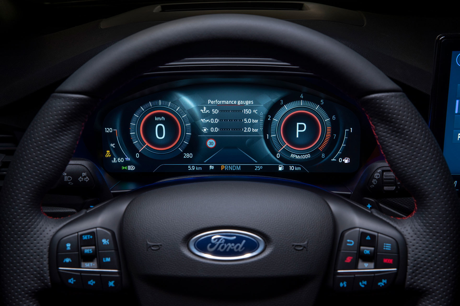 Vista del cuadro de instrumentos digital del Ford Focus, con diseño moderno y tecnológico.
