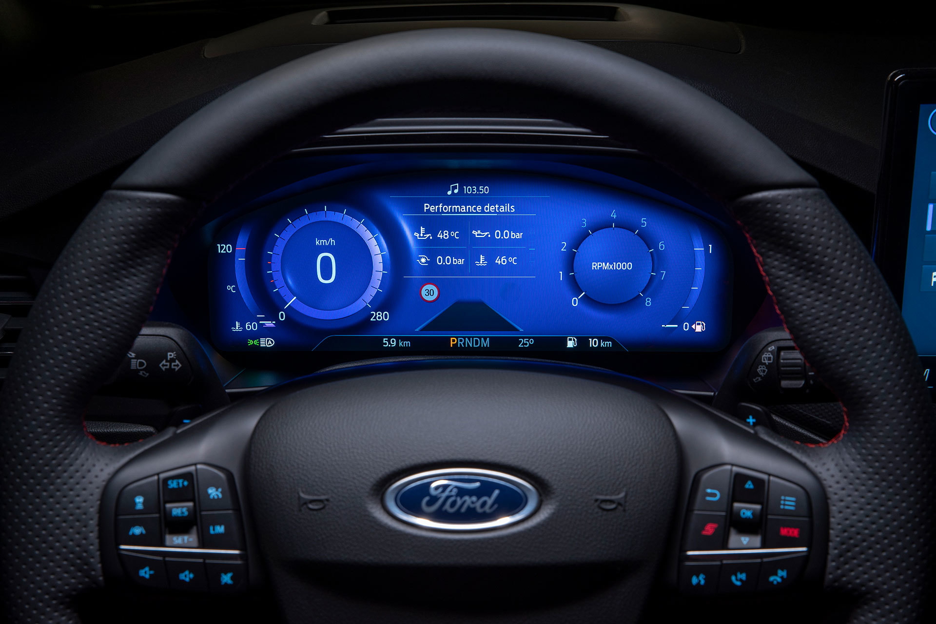Vista del cuadro de instrumentos digital del Ford Focus, moderno y legible.