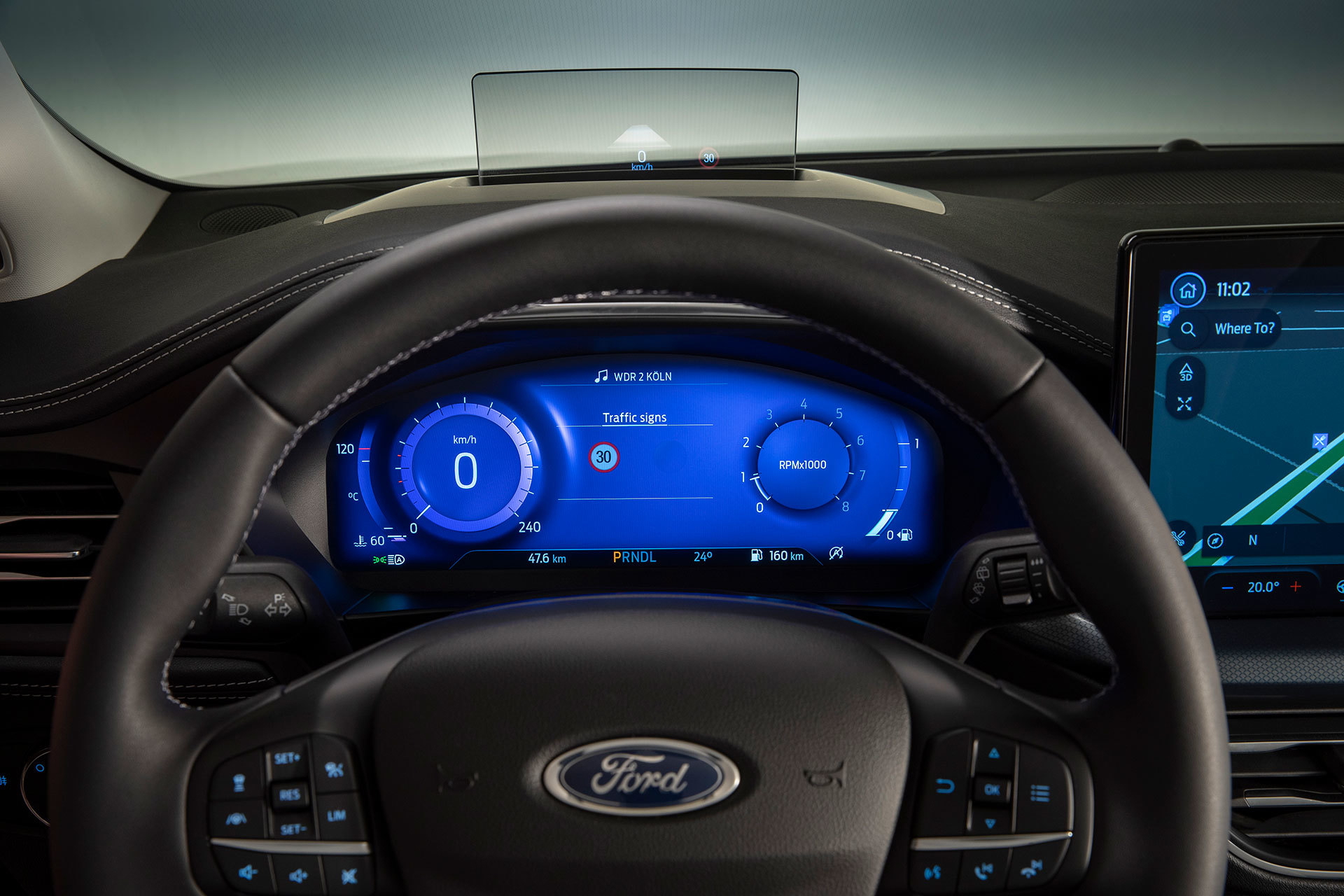 Cuadro de instrumentos digital con iluminación azulada del Ford Focus.