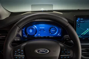 Vista del cuadro de instrumentos digital del Ford Focus iluminado en azul.