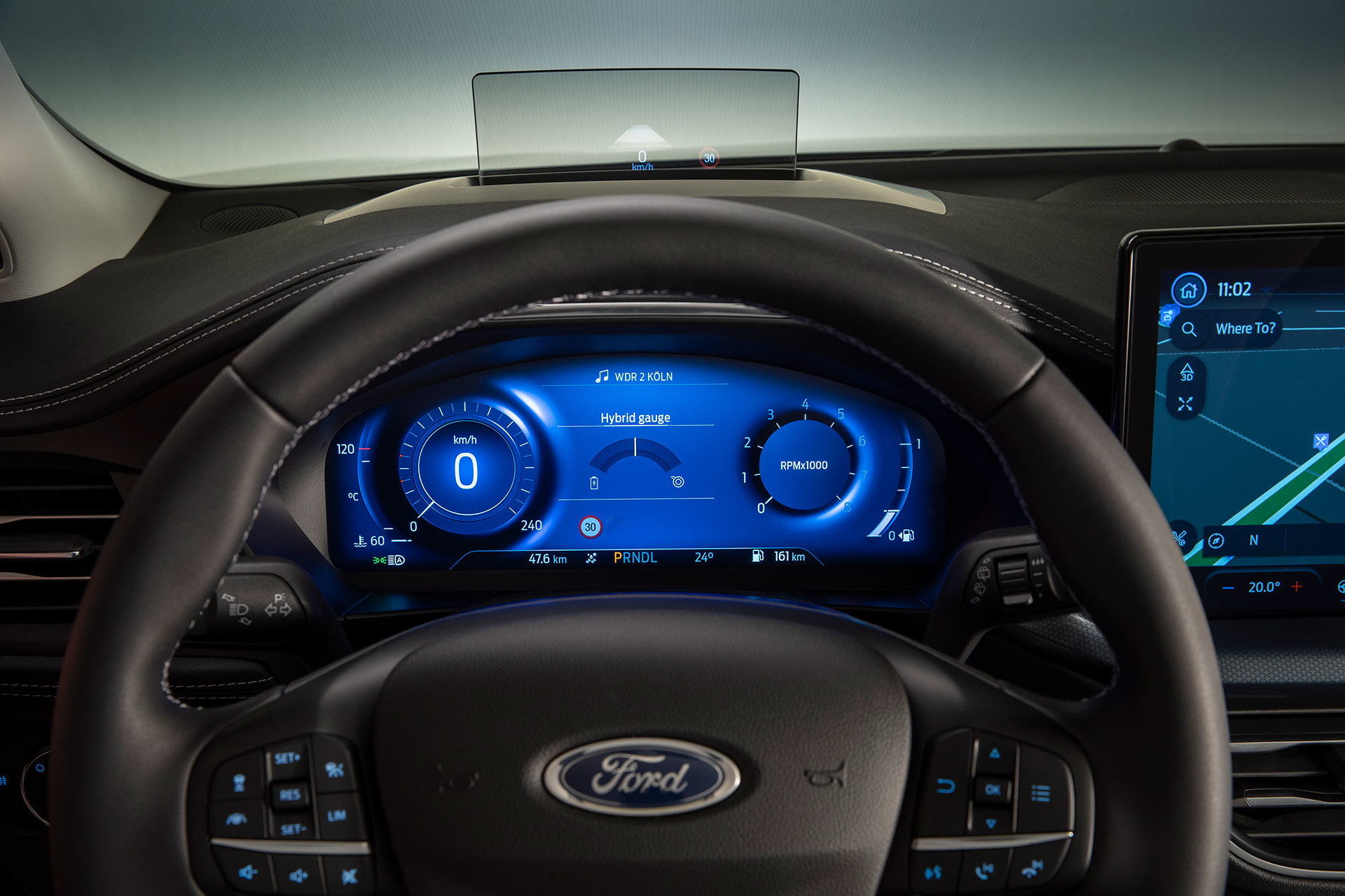 Vista del cuadro de instrumentos digital del Ford Focus iluminado en azul.