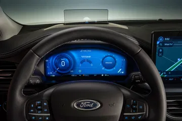Vista detallada del cuadro de instrumentos digital del Ford Focus.