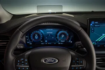 Vista detallada del cuadro de instrumentos digital del Ford Focus.