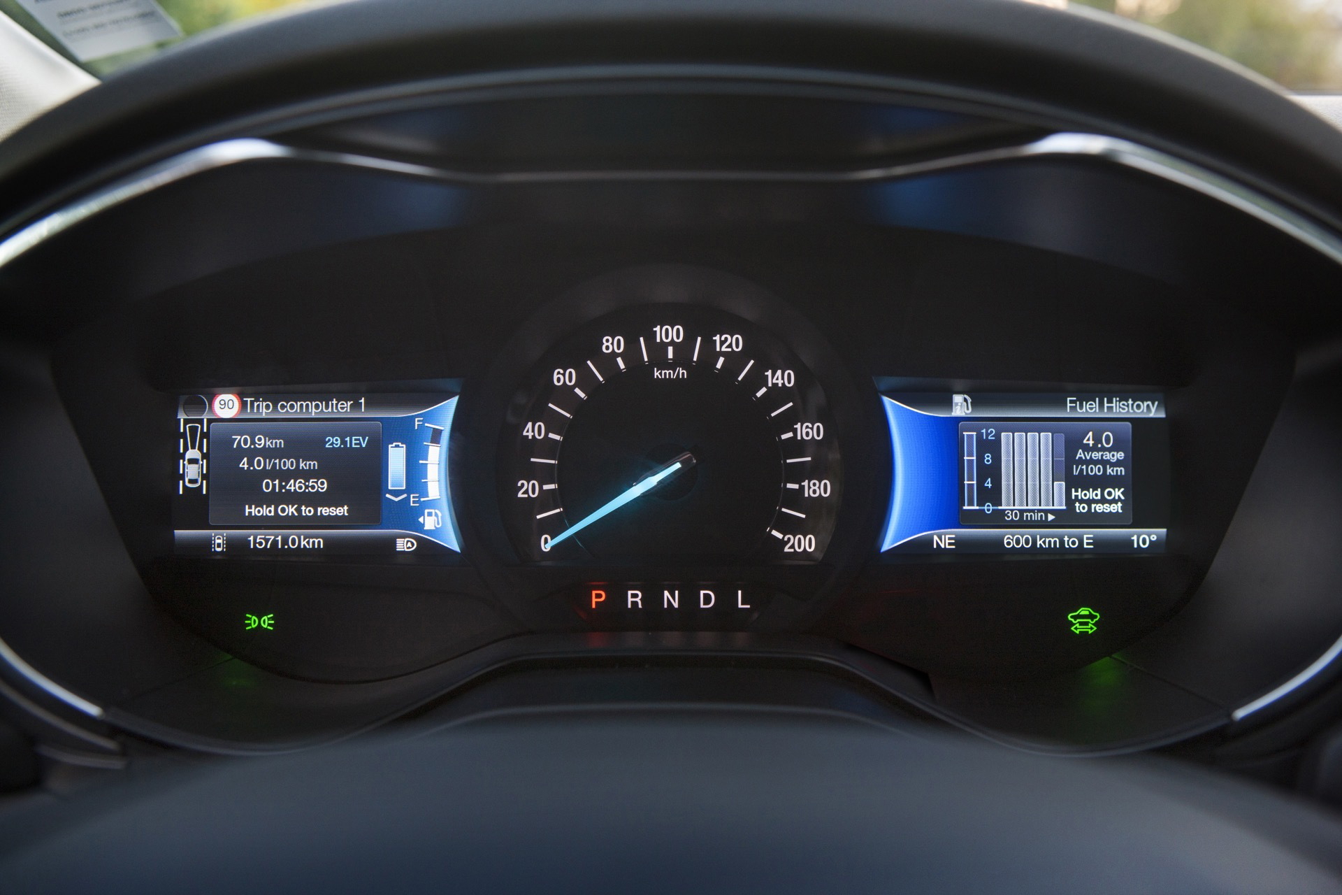 Panel de instrumentos digital del Ford Mondeo, con diseño claro y moderno.