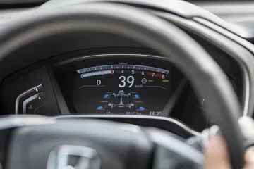 Vista cercana del cuadro de instrumentos digital del Honda CR-V.