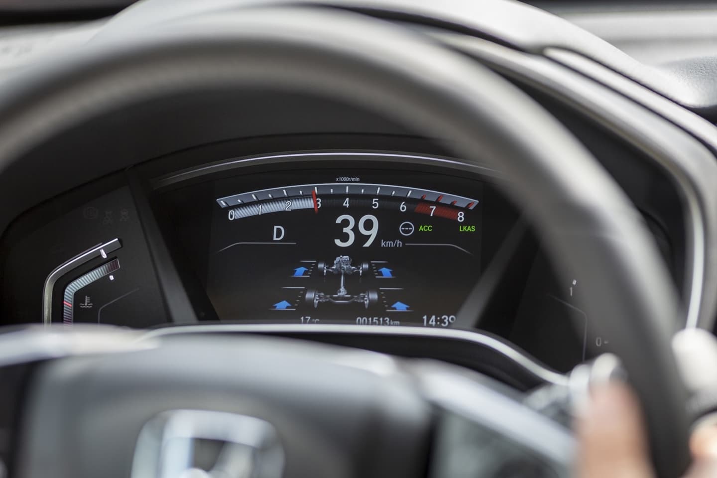 Vista cercana del cuadro de instrumentos digital del Honda CR-V.