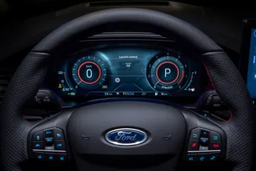 Vista nocturna del cuadro de instrumentos del Ford Focus, con iluminación azul.