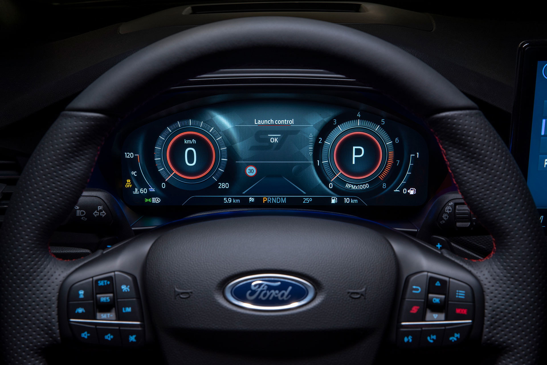 Vista nocturna del cuadro de instrumentos del Ford Focus, con iluminación azul.