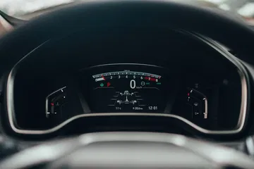 Vista detallada del cuadro de instrumentos del Honda CR-V, mostrando velocímetro y nivel de combustible.
