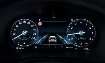 Vista del cuadro de instrumentos con iluminación LED y alerta de colisión.