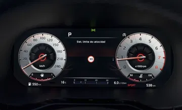 Vista del cuadro de instrumentos del Kia Ceed, con velocidad y revoluciones claramente visibles.