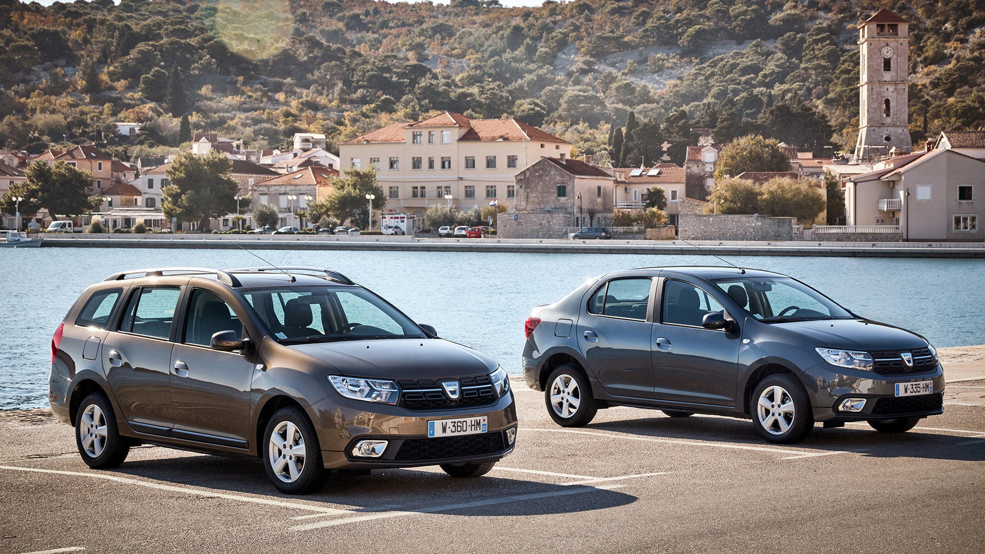 Vista delantera y lateral del Dacia Logan, destacando su diseño sobrio y funcional.