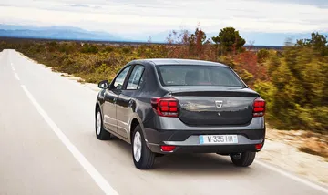 Vista dinámica Dacia Logan destacando su diseño trasero lateral en carretera