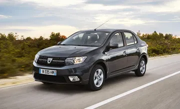 Vista angular del Dacia Logan evidenciando diseño robusto y aerodinámico.