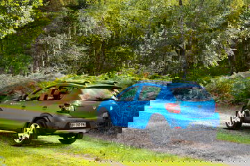 Vista lateral y trasera del Dacia Sandero Stepway destacando su diseño robusto y funcional.