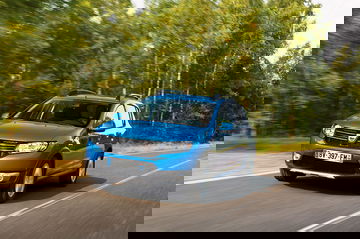 Vista delantera y lateral del Dacia Sandero Stepway en movimiento.