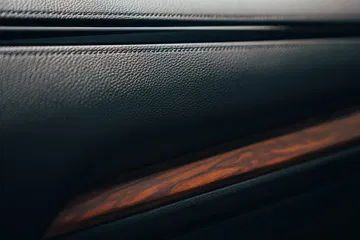 Acabado en piel y madera del interior del Honda CR-V.