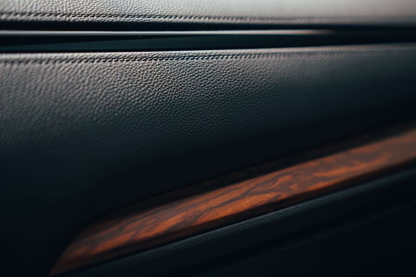 Acabado en piel y madera del interior del Honda CR-V.