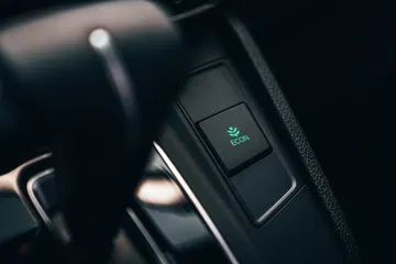 Botón de activación del modo ECO en Honda CR-V para optimizar el consumo de combustible.