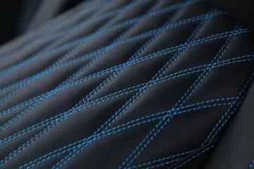 Primer plano del detalle de costura de un asiento Bugatti Veyron.