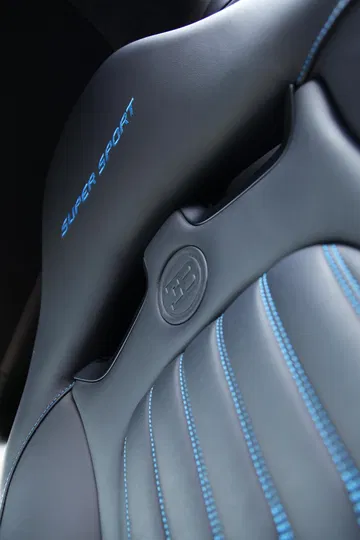 Vista del detalle bordado en el asiento del Bugatti Veyron.