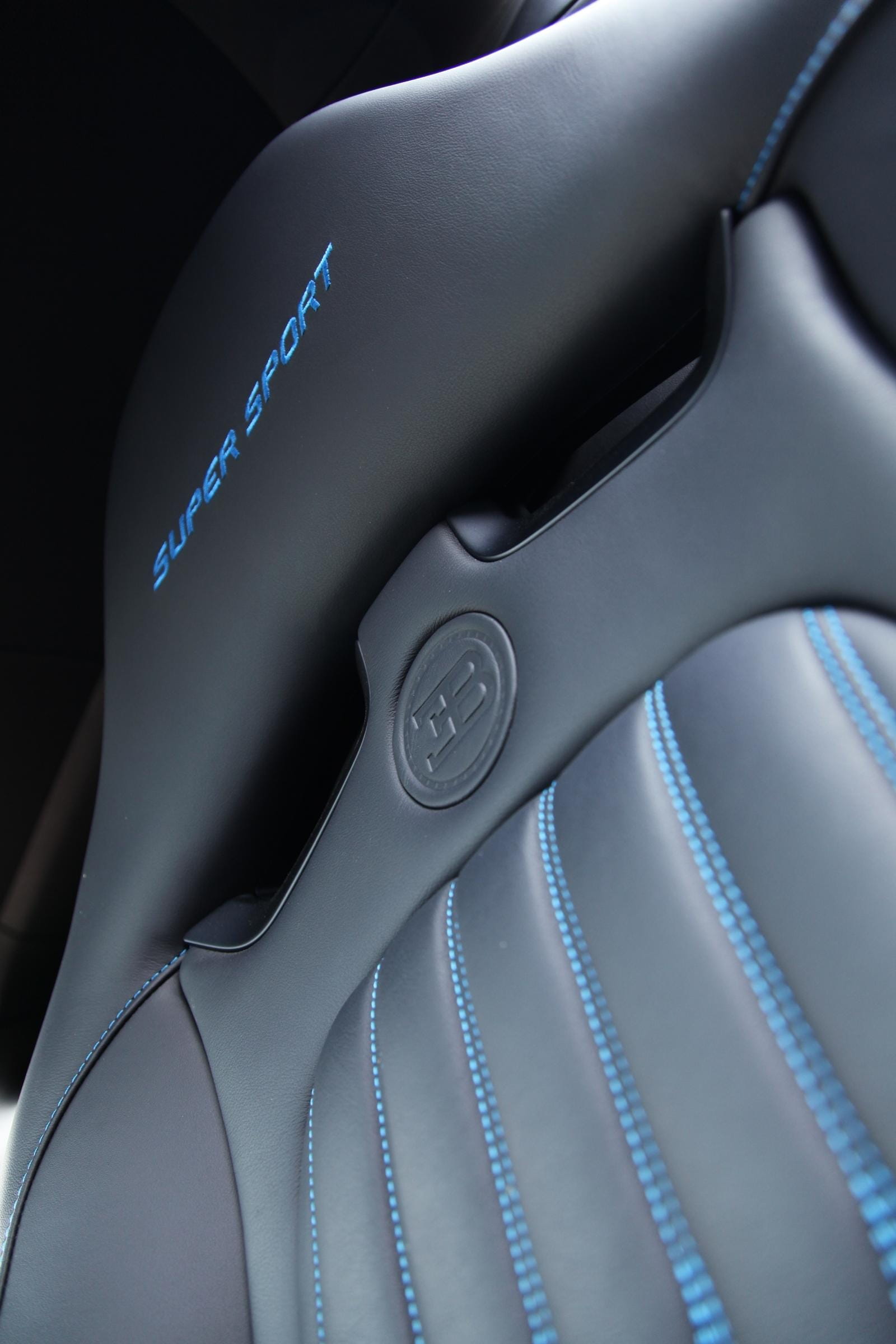 Vista del detalle bordado en el asiento del Bugatti Veyron.