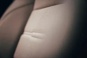 Piel de primera calidad en asientos del Honda CR-V, muestra textura y comodidad.
