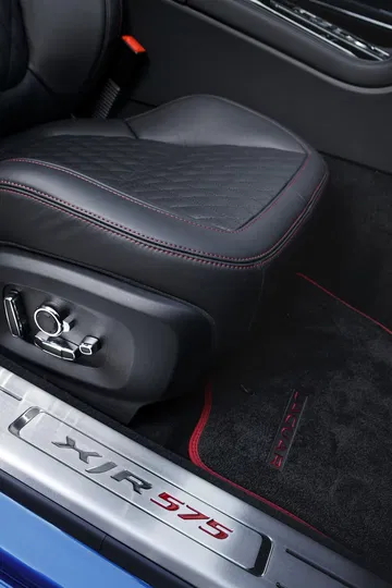 Vista cercana de los mandos de ajuste del asiento del Jaguar XJ.