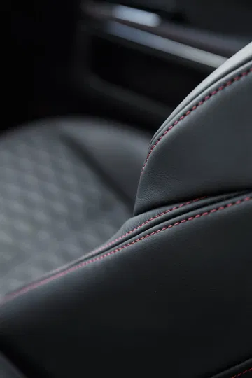 Exquisita costura del asiento de piel del Jaguar XJ, sinónimo de lujo y confort.
