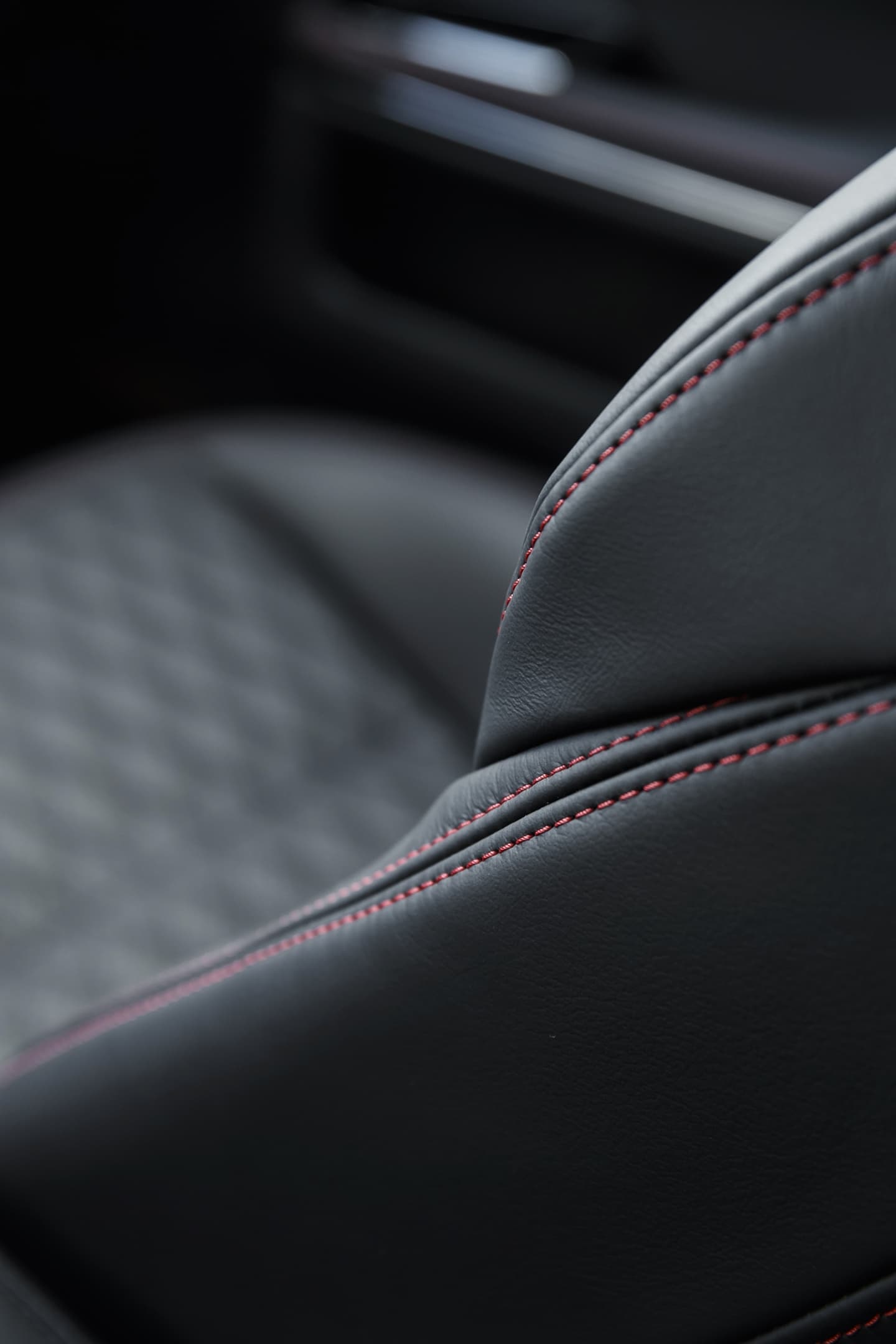 Exquisita costura del asiento de piel del Jaguar XJ, sinónimo de lujo y confort.