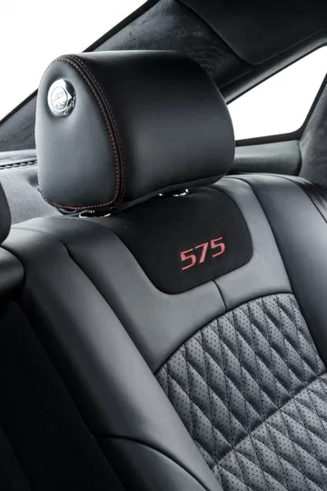 Bordado '575' destacando versión con 575CV del Jaguar XJ.