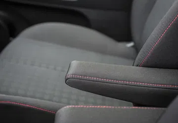 Vista cercana de la tapicería y acabado de los asientos del Kia Venga.