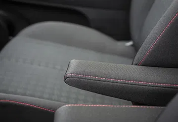 Vista cercana de los asientos del Kia Venga con costuras rojas