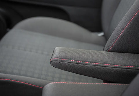 Vista cercana de los asientos del Kia Venga con costuras rojas
