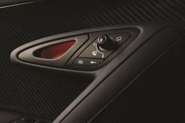 Vista cercana de los controles en la puerta del Bugatti Veyron.