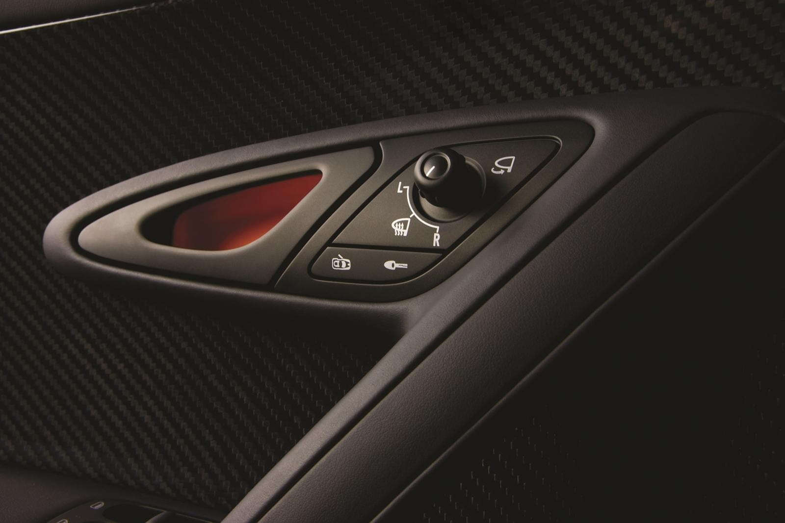 Vista cercana de los controles en la puerta del Bugatti Veyron.