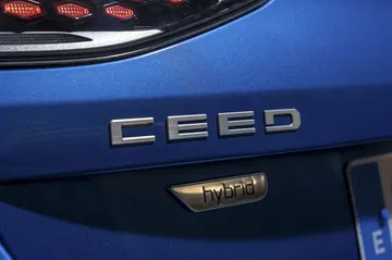 Vista cercana del emblema trasero del Kia Ceed, indicador de modelo.
