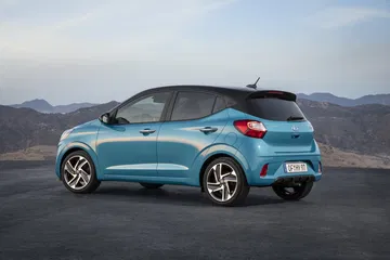 Close-up del estampado con el nombre 'i10' en el coche.