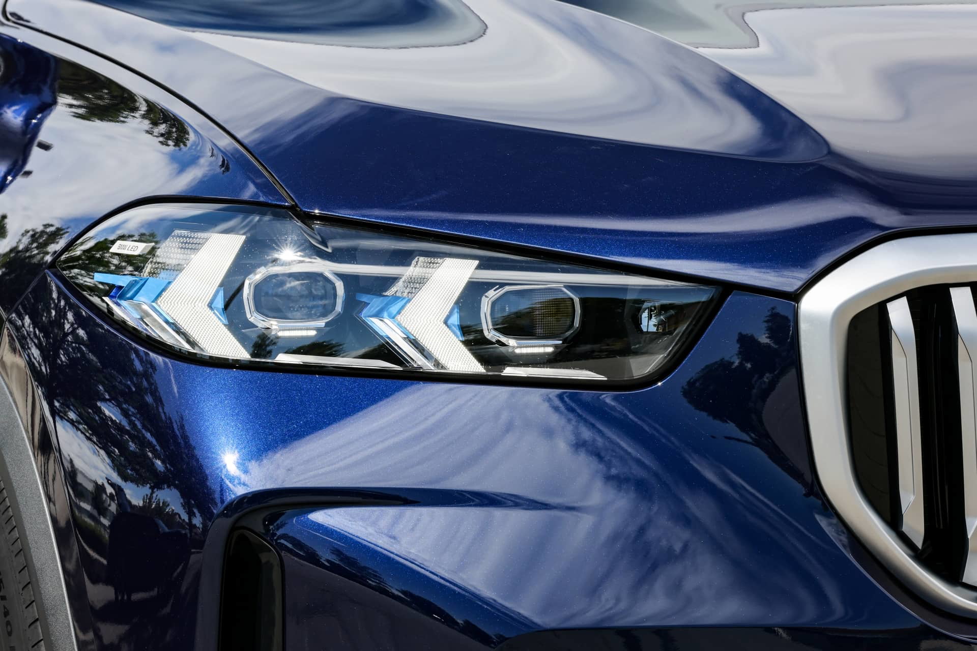 Primer plano de los faros LED del BMW X5, mostrando su diseño característico.