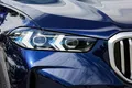 Primer plano de los faros LED del BMW X5, mostrando su diseño característico.