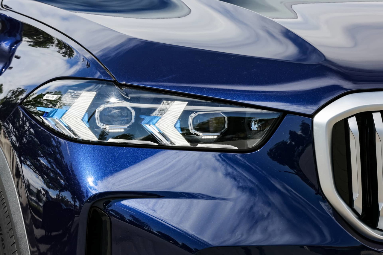 Primer plano de los faros LED del BMW X5, mostrando su diseño característico.