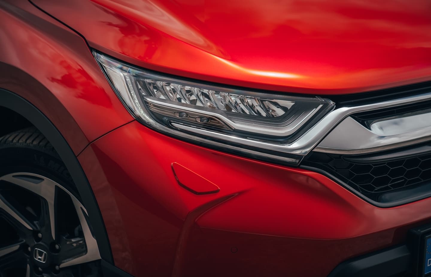Primer plano del faro del Honda CR-V con diseño sofisticado.