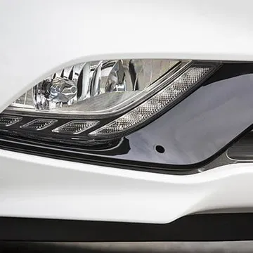 Primer plano del faro del Kia Venga, mostrando el diseño y la tecnología de iluminación