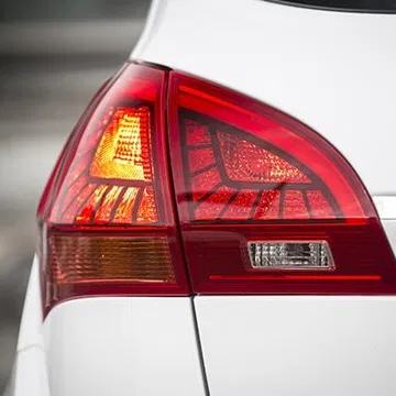 Vista cercana del faro trasero del Kia Venga, destacando su diseño.