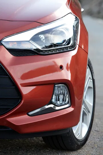 Vista enfocada en la luz diurna y parte del frontal del Hyundai i20.