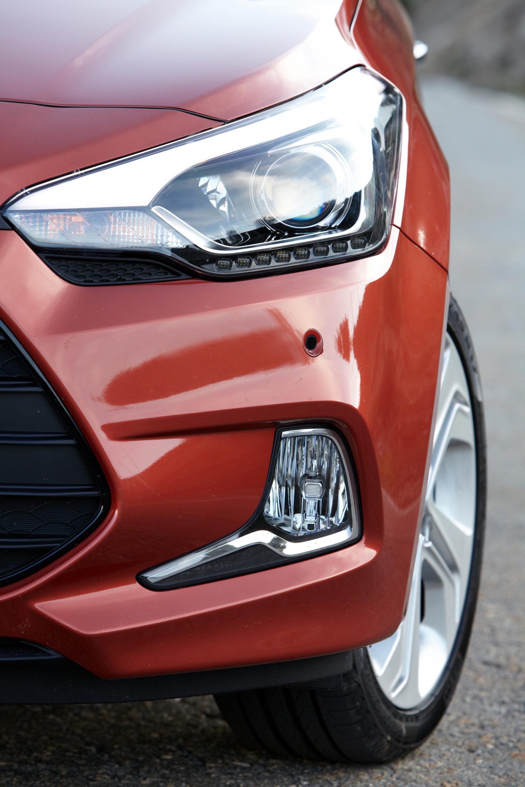 Vista enfocada en la luz diurna y parte del frontal del Hyundai i20.